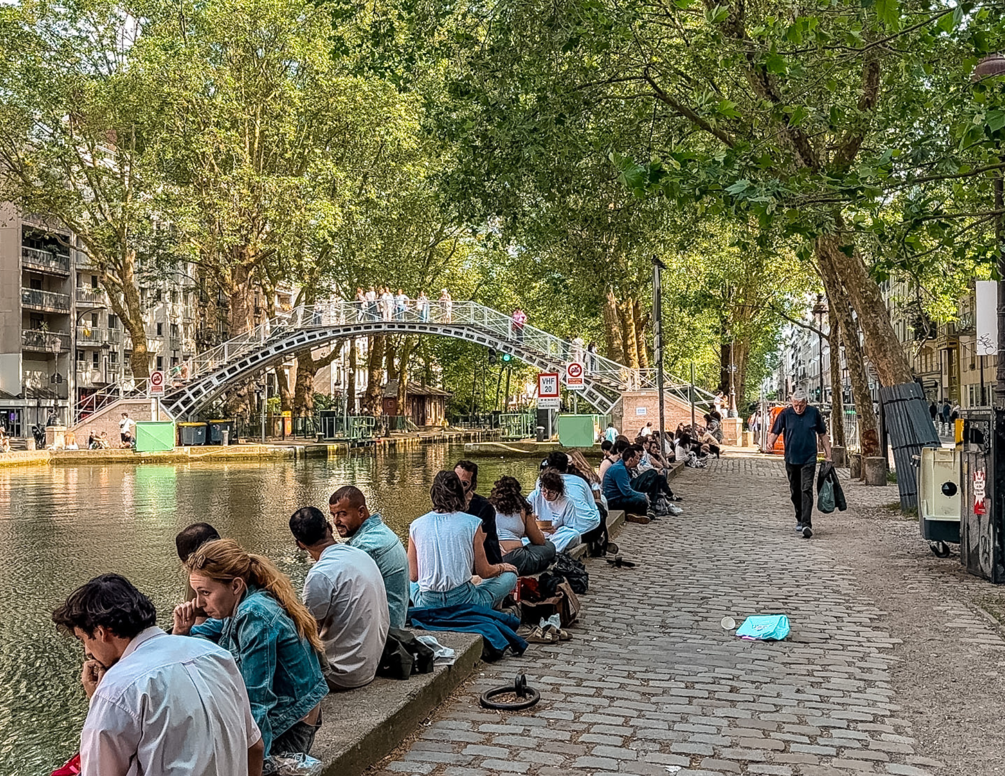 Paris Travel Guide (14).png